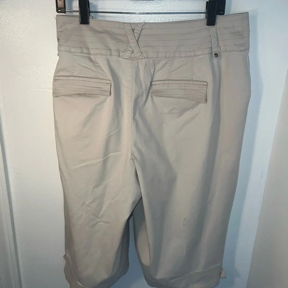 Venezia 16, tan flared Bermuda shorts. cuffed hem w/ belt zipper hook ,button - Picture 3 of 9